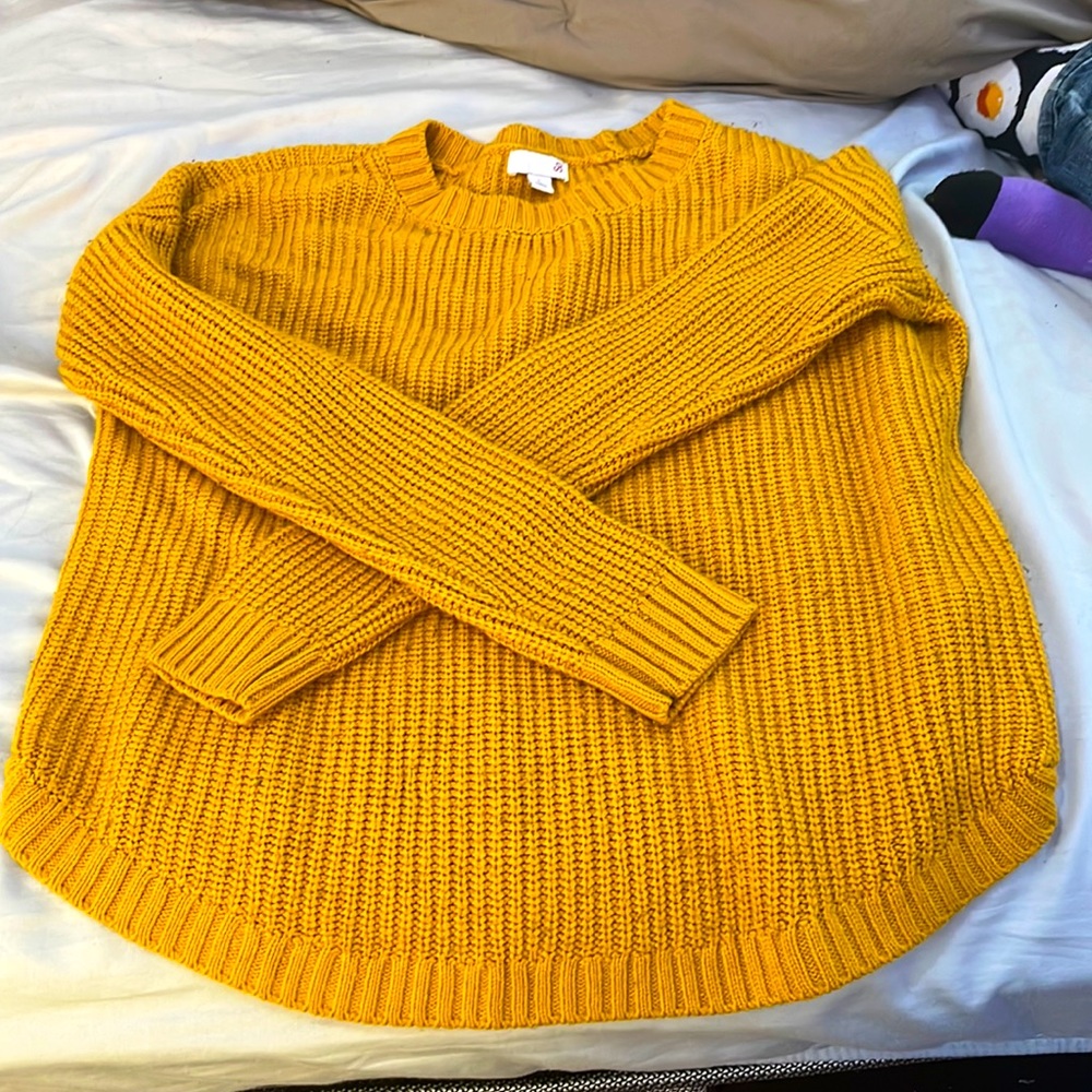 golden/yellow women’s sweater, good condition